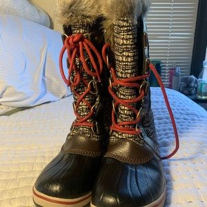 Sorel Beautiful shiny winter boots, very comfortable, warm and Water resistant.